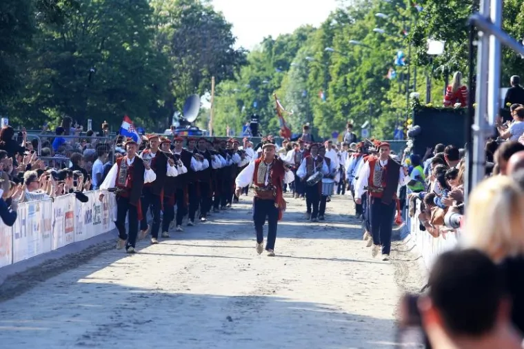 POČELA SVEČANA SINJSKA ALKA: Trči se u čast hrvatskim braniteljima