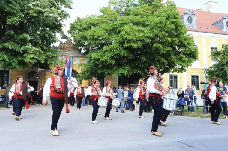 POČELA SVEČANA SINJSKA ALKA: Trči se u čast hrvatskim braniteljima