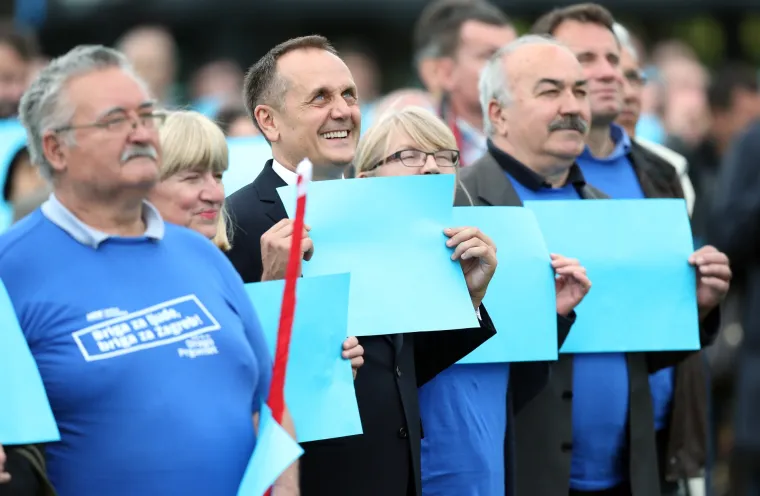 Strikoman ovjekovječio HDZ-ovce na milenijskoj fotografiji pored fontana