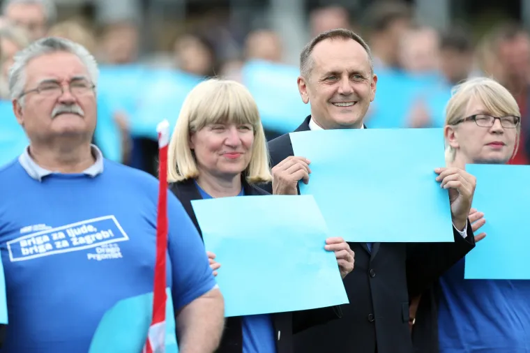 Strikoman ovjekovječio HDZ-ovce na milenijskoj fotografiji pored fontana