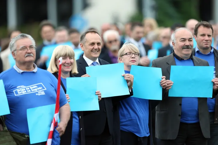 Strikoman ovjekovječio HDZ-ovce na milenijskoj fotografiji pored fontana