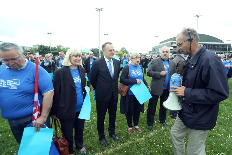 Strikoman ovjekovječio HDZ-ovce na milenijskoj fotografiji pored fontana