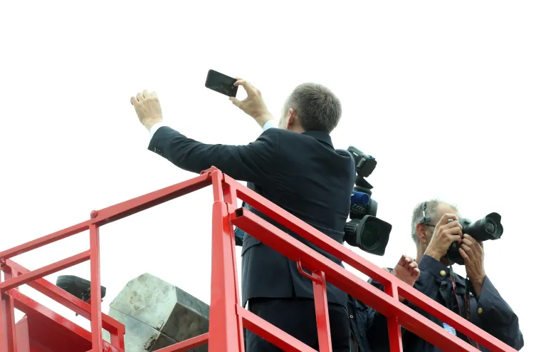 Strikoman ovjekovječio HDZ-ovce na milenijskoj fotografiji pored fontana