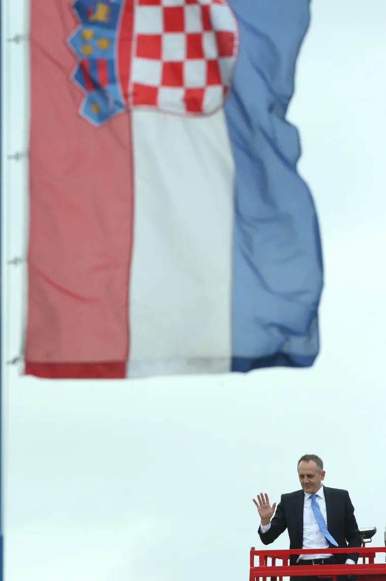 Strikoman ovjekovječio HDZ-ovce na milenijskoj fotografiji pored fontana