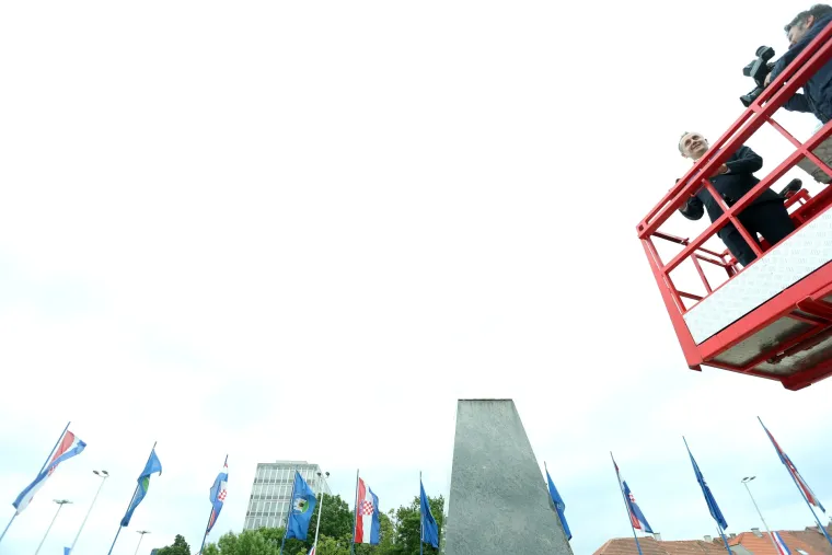 Strikoman ovjekovječio HDZ-ovce na milenijskoj fotografiji pored fontana