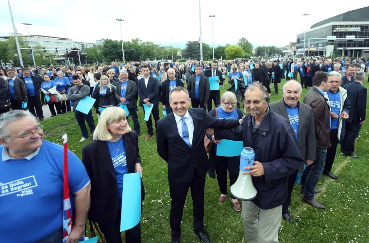 Strikoman ovjekovječio HDZ-ovce na milenijskoj fotografiji pored fontana