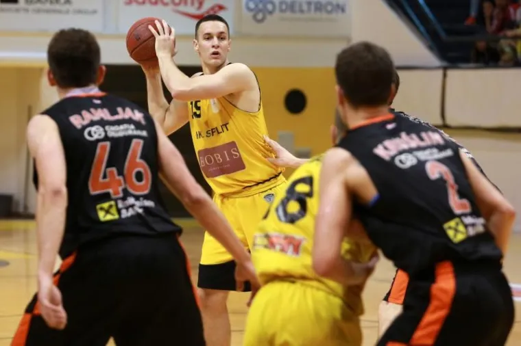 KOŠARKAŠKA GROZNICA ZAHVATILA SPLIT: Puna dvorana gledala obračun s Cedevitom