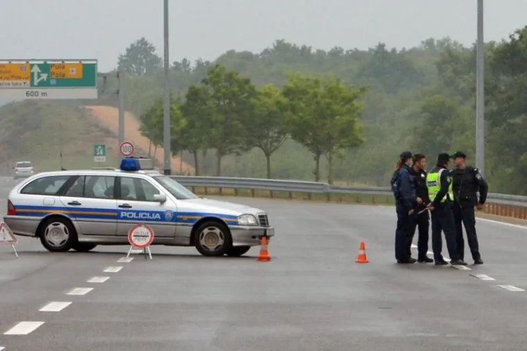 TRAGAJU ZA NAPADAČEM: Policija s dugim cijevima u potrazi za muškarcem koji je pucao u bivšu i njezinog dečka