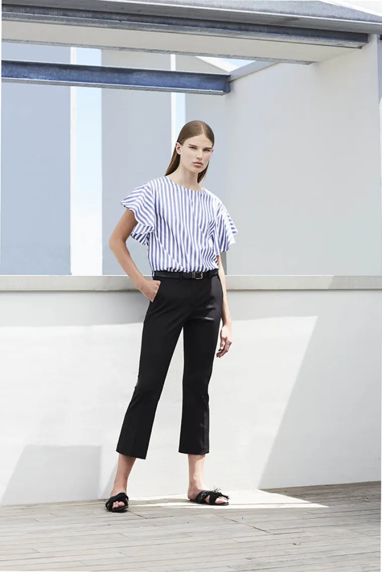 Odijela gube svoju svrhu i zamjenjuju ih non&scaron;alantne mix&amp;match kombinacije kontrastnih geometrijskih tonova donjih i gornjih dijelova outfita. Za&scaron;titni znak kolekcije su hlače.