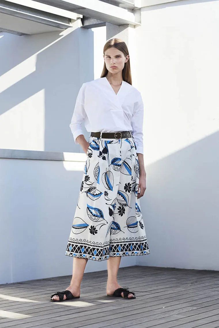 Slijedeći već poznatu tradiciju rafinirane elegancije bazirane na luksuznim visokokvalitetnim tkaninama i opu&scaron;tenim, ogoljenim siluetama, talijanski premium brand Seventy donosi nam bezvremenske komade koji se stapaju u statement outfit moderne poslovne žene.