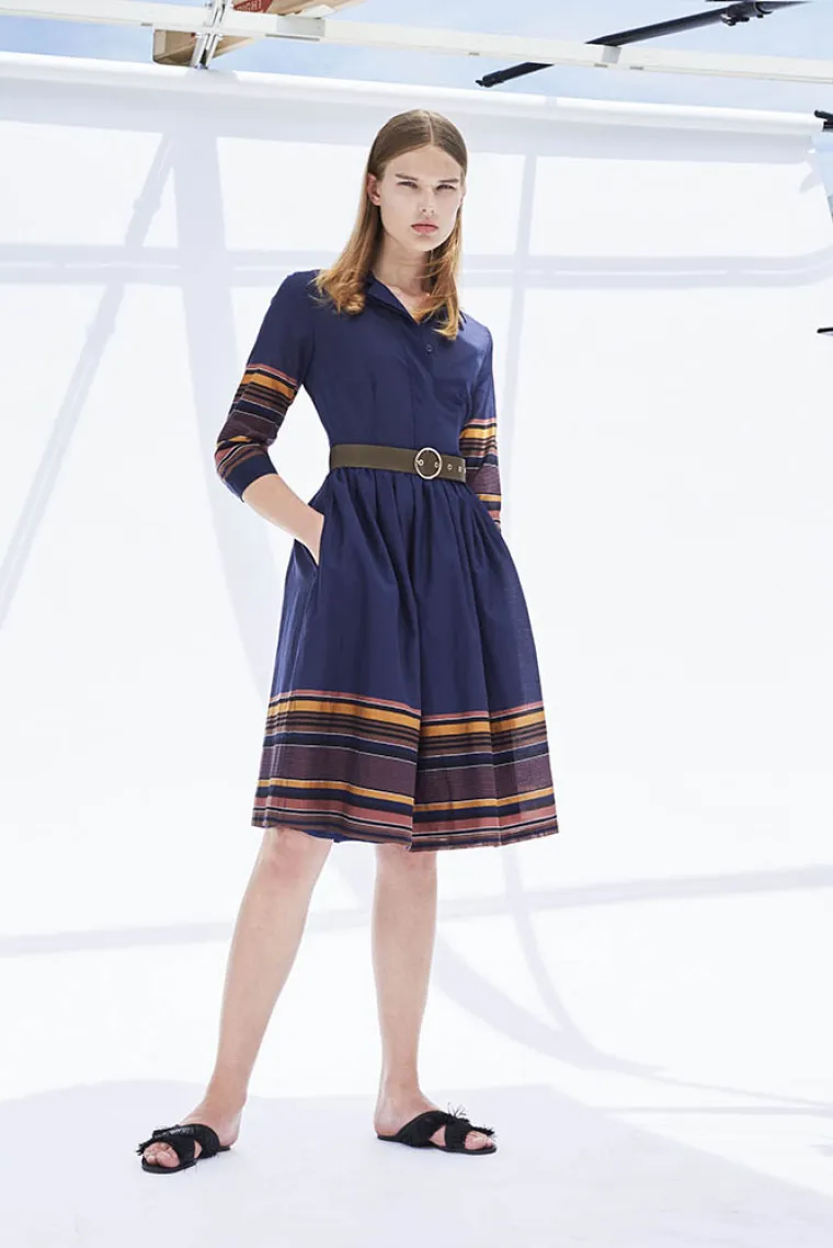 Poslovne haljine kombiniraju eksperimentalne i trendi siluete s klasičnim krojevima, dajući atraktivne i nosive formalne kombinacije. Jednostavnim, casual komadima Seventy formalne kolekcije akcent daju prugice, etno uzorci, reinterpretirani životinjski uzorak te geometrijski printevi.