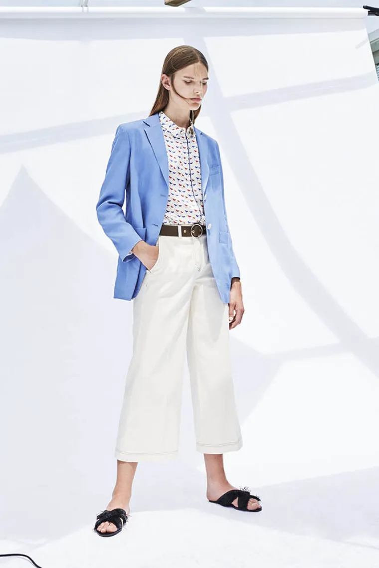 Od onih husarskih krojeva, preko tailleur modela, do trapezica i neizbježnih culottes modela, Seventy hlače izvedene su u prirodnim materijalima s dodatkom hrabrih printeva ili neutralnih tonova.