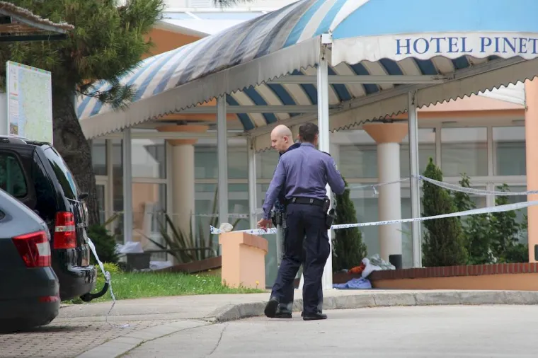 Sve se odvijalo pred očima 50-ak turista koji su u panici počeli bježati te da napadač bježi u u tamnoplavom BMW-u.
Foto: Parentium.com