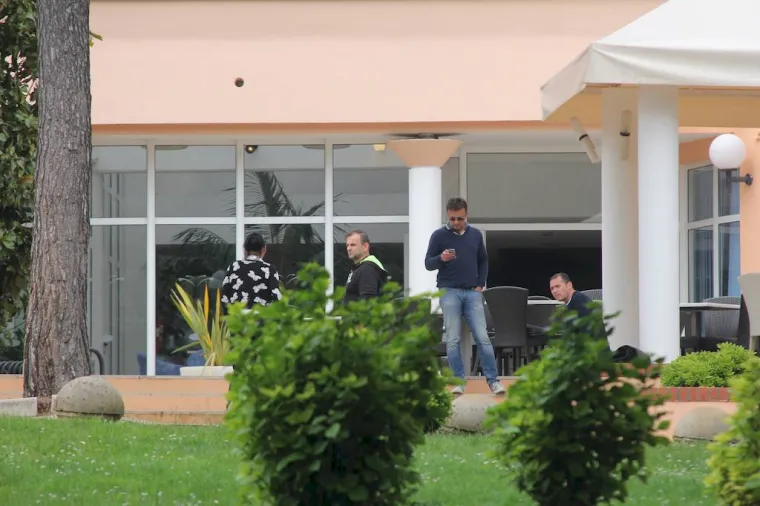 Oko 14 sati policiji je dojavljeno da su u hotelu Pineta u Vrsaru ranjene dvije osobe.
Kako se neslužbeno doznaje, do pucnjave je došlo na recepciji hotela, gdje je, prema prvim informacijama, muškarac najprije pucao u svoju bivšu djevojku, a potom i njenog dečka, javlja Glas Istre.
Foto: parentium.com.