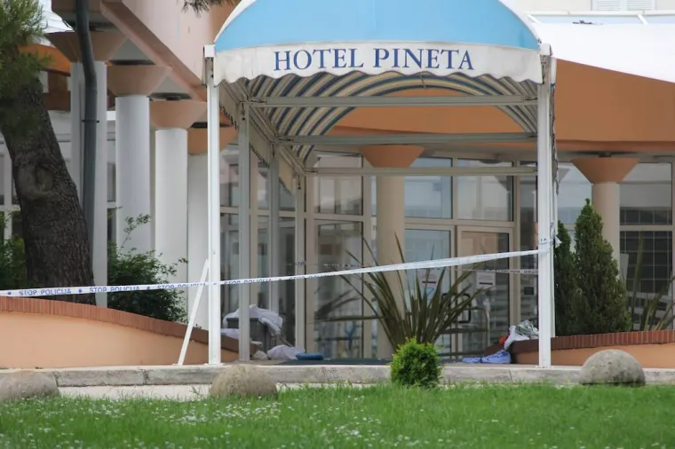 Oko 14 sati začula se pucnjava ispred hotela Pineta u Vrsaru. Policija je potvrdila da je dvoje ljudi ranjeno, a napadač je u bijegu.
Foto: parentium.com.