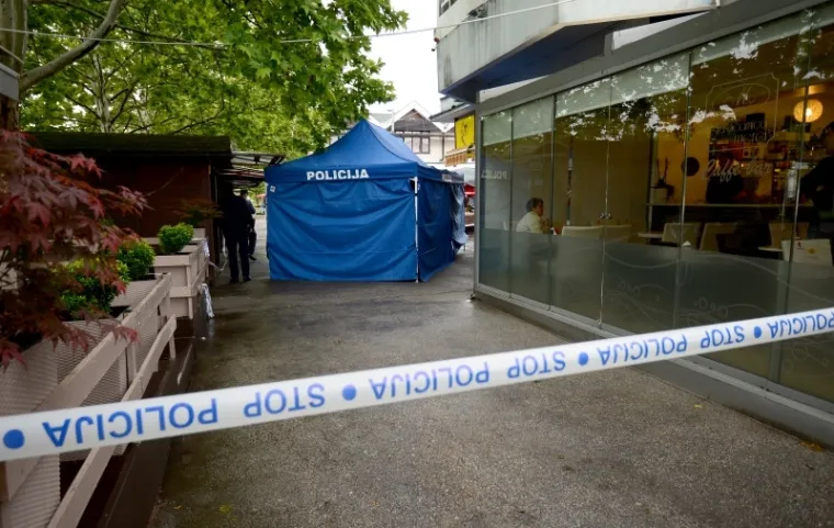 U ulici Dobri&scaron;e Cesarića ispred noćnog kluba &ldquo;Element&rdquo; u sklopu tržnice u zagrebačkom naselju &Scaron;pansko, oko 3 sata je pucanjem iz vatrenog oružja ozlijeđen 37-godi&scaron;njak, koji je prevezen u Klinički bolnički centar Sestara milosrdnica.
Doznajemo da je propucani mu&scaron;karac 37-godi&scaron;nji vlasnik noćnog kluba Stipan Ivić. Ranjeni Ivić bio je u automobilu pred klubom, a napadač je pobjegao i policija traga za njim.
Policija je potvrdila da je Ivić zadržan na liječenju, a težina njegovih ozlijeda jo&scaron; nije poznata.