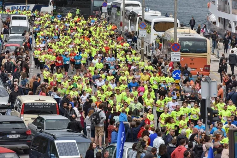 Točno u 13 sati sa Foruma je krenula globalna utrka Wings for Life World Run 2017, kojoj je po četvrti put za redom, između 34 zemlje svijeta sa &scaron;est kontinenata, domaćin Hrvatska, odnosno Zadar. Na utrci je bilo 8000 sudionika.