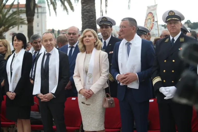 Današnjoj misi prisustvovali uz mnoge građane brojni dužnosnici, među ostalim savjetnica predsjednice Republike Renata Margetić Urlić, potpredsjednik Hrvatskoga sabora Milijan Brkić, ministar obrane Damir Krstičević, graditeljstva i prostornog uređenja Lovro Kuščević, turizma Gari Capelli, zamjenica predstojnika ureda predsjednika Vlade Tena Mišetić, povjerenica za Split Branka Ramljak, župan Zlatko Ževrnja, zapovjednik HRM-a kontraadmiral Predrag Stipanović, rektor Sveučilišta Split Šimun Anđelinović.