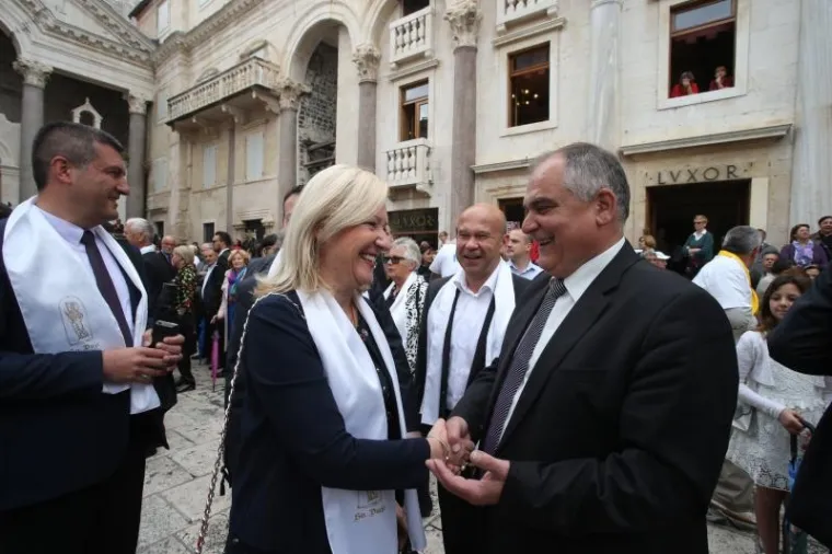 SPLIĆANI SLAVE FEŠTU SV. DUJE: Pogledajte kako je izgledala procesija, Kerum sve promatrao s prozora poput Pape
