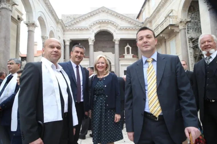 SPLIĆANI SLAVE FEŠTU SV. DUJE: Pogledajte kako je izgledala procesija, Kerum sve promatrao s prozora poput Pape
