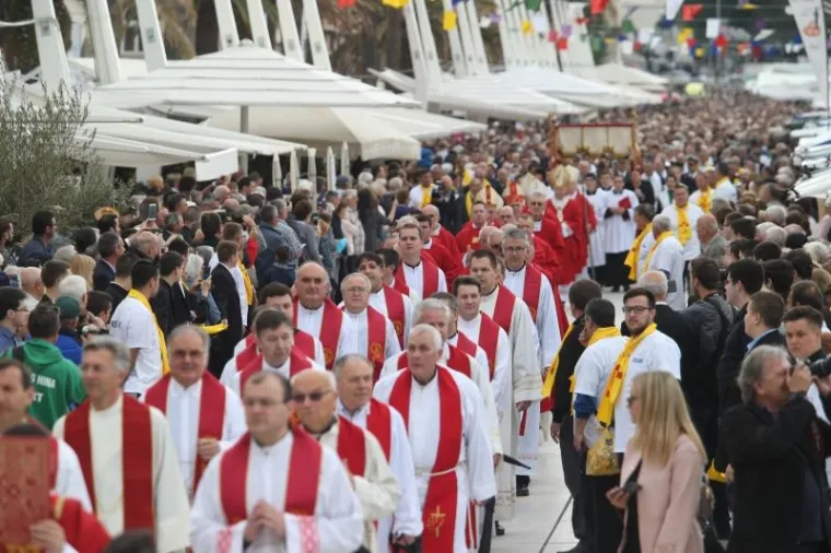 SPLIĆANI SLAVE FEŠTU SV. DUJE: Pogledajte kako je izgledala procesija, Kerum sve promatrao s prozora poput Pape