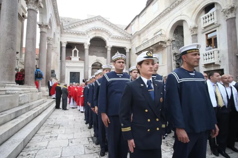 SPLIĆANI SLAVE FE&Scaron;TU SV. DUJE: Pogledajte kako je izgledala procesija, Kerum sve promatrao s prozora poput Pape