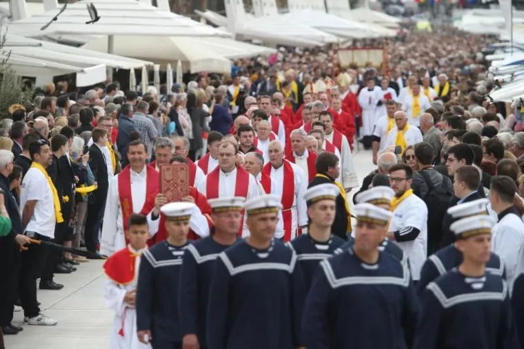SPLIĆANI SLAVE FE&Scaron;TU SV. DUJE: Pogledajte kako je izgledala procesija, Kerum sve promatrao s prozora poput Pape