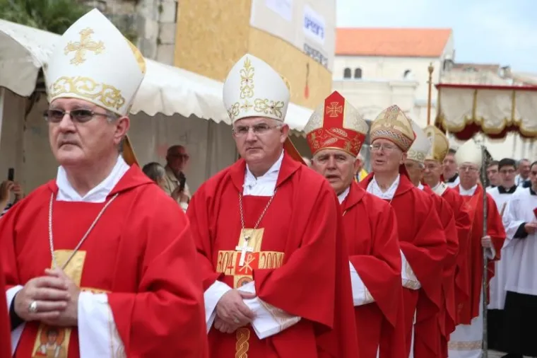 SPLIĆANI SLAVE FE&Scaron;TU SV. DUJE: Pogledajte kako je izgledala procesija, Kerum sve promatrao s prozora poput Pape