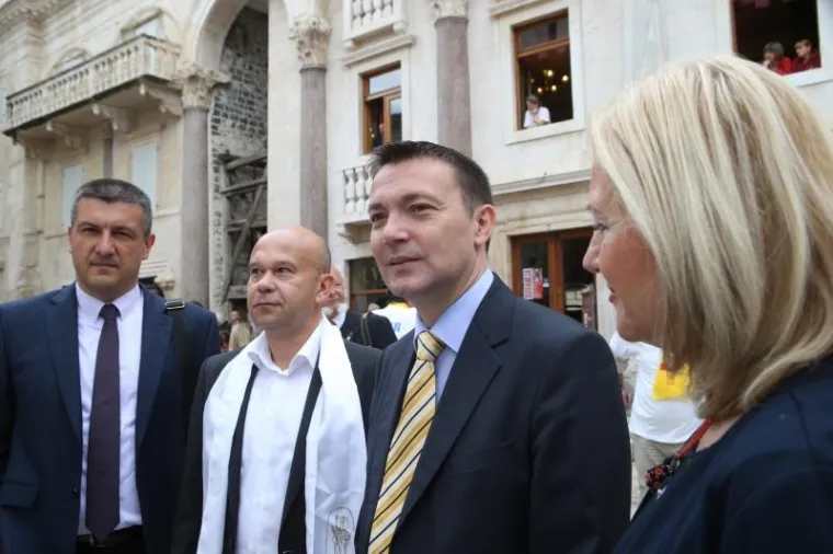 SPLIĆANI SLAVE FE&Scaron;TU SV. DUJE: Pogledajte kako je izgledala procesija, Kerum sve promatrao s prozora poput Pape