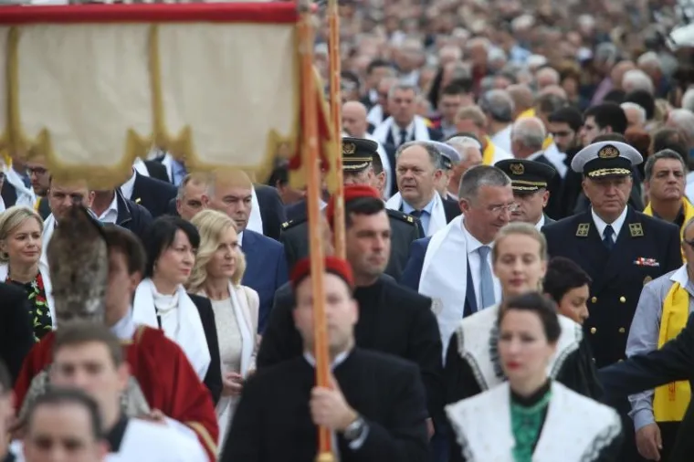 SPLIĆANI SLAVE FE&Scaron;TU SV. DUJE: Pogledajte kako je izgledala procesija, Kerum sve promatrao s prozora poput Pape