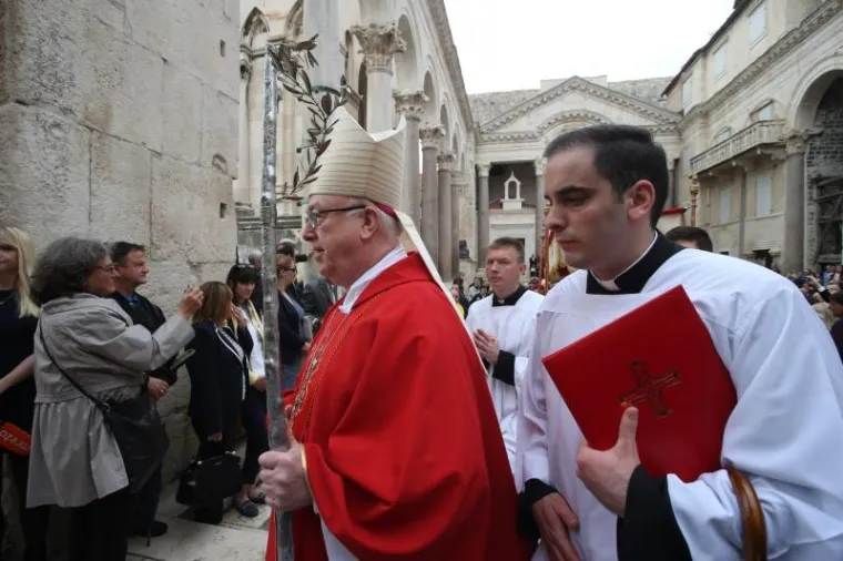 SPLIĆANI SLAVE FE&Scaron;TU SV. DUJE: Pogledajte kako je izgledala procesija, Kerum sve promatrao s prozora poput Pape