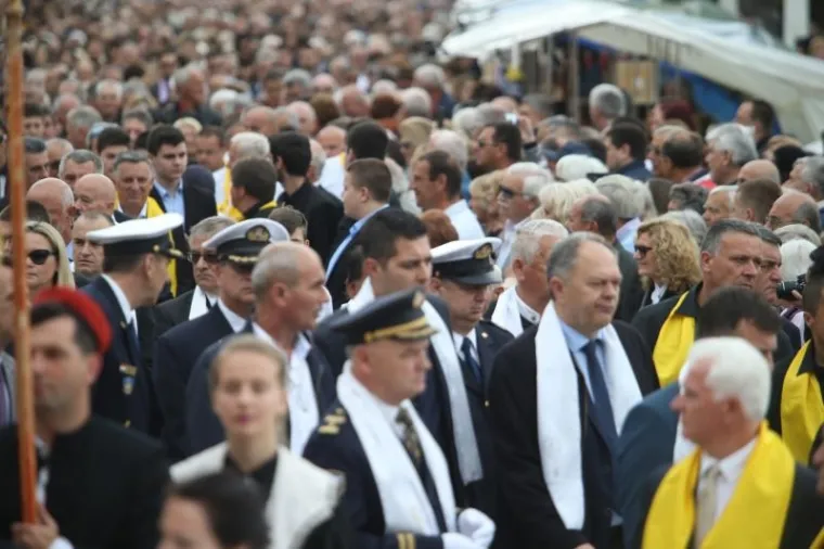 SPLIĆANI SLAVE FE&Scaron;TU SV. DUJE: Pogledajte kako je izgledala procesija, Kerum sve promatrao s prozora poput Pape