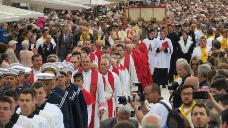 SPLIĆANI SLAVE FE&Scaron;TU SV. DUJE: Pogledajte kako je izgledala procesija, Kerum sve promatrao s prozora poput Pape