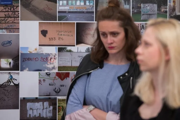U Galeriji Greta otvorena je izložba fotografija "Boje i lakovi" , fotografa Jovice Drobnjaka. Na izložbi se može vidjeti vi&scaron;e od 300 fotografija grafita na kojima se spominje Zdravko Mamić, a koje je Jovica fotografirao od 2011. godine.