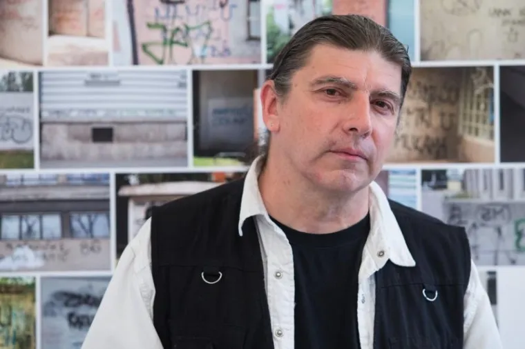 U Galeriji Greta otvorena je izložba fotografija "Boje i lakovi" , fotografa Jovice Drobnjaka. Na izložbi se može vidjeti vi&scaron;e od 300 fotografija grafita na kojima se spominje Zdravko Mamić, a koje je Jovica fotografirao od 2011. godine.