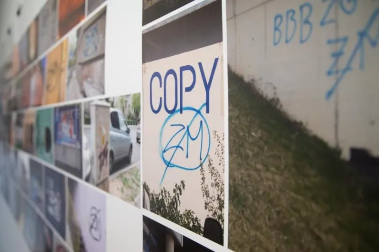 U Galeriji Greta otvorena je izložba fotografija "Boje i lakovi" , fotografa Jovice Drobnjaka. Na izložbi se može vidjeti vi&scaron;e od 300 fotografija grafita na kojima se spominje Zdravko Mamić, a koje je Jovica fotografirao od 2011. godine.