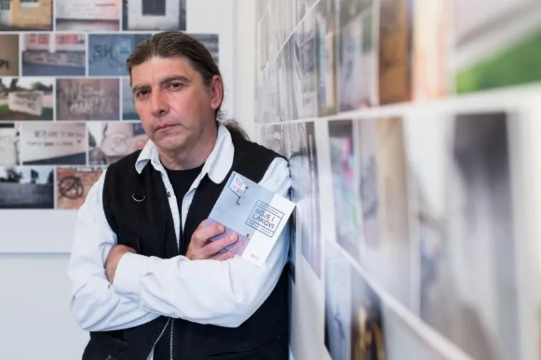 U Galeriji Greta otvorena je izložba fotografija "Boje i lakovi" , fotografa Jovice Drobnjaka. Na izložbi se može vidjeti vi&scaron;e od 300 fotografija grafita na kojima se spominje Zdravko Mamić, a koje je Jovica fotografirao od 2011. godine.