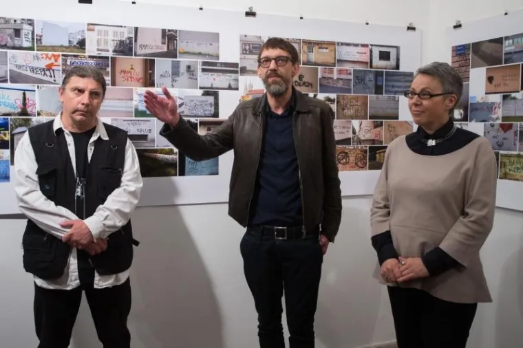 U Galeriji Greta otvorena je izložba fotografija "Boje i lakovi" , fotografa Jovice Drobnjaka. Na izložbi se može vidjeti vi&scaron;e od 300 fotografija grafita na kojima se spominje Zdravko Mamić, a koje je Jovica fotografirao od 2011. godine.