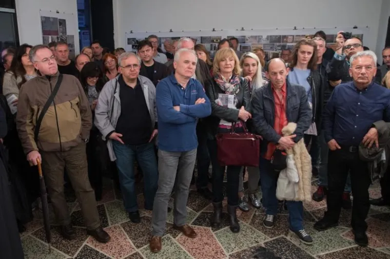 U Galeriji Greta otvorena je izložba fotografija "Boje i lakovi" , fotografa Jovice Drobnjaka. Na izložbi se može vidjeti vi&scaron;e od 300 fotografija grafita na kojima se spominje Zdravko Mamić, a koje je Jovica fotografirao od 2011. godine.