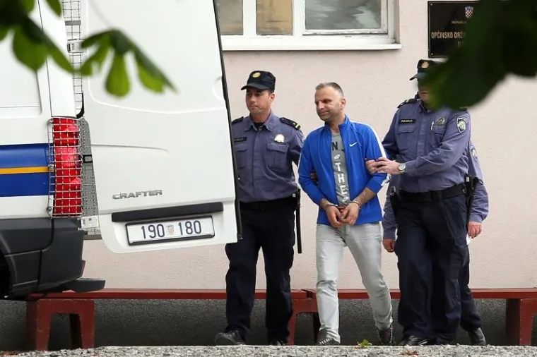 Mirko Marić prepraćen je u pratnji policije na ispitivanje u tužiteljstvo nakon &scaron;to se predao policiji poslije te&scaron;kog ranjavanja Stipana Ivica u &Scaron;panskom ispred kluba Element.