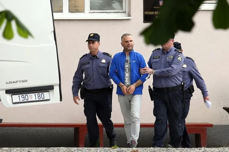 Mirko Marić prepraćen je u pratnji policije na ispitivanje u tužiteljstvo nakon &scaron;to se predao policiji poslije te&scaron;kog ranjavanja Stipana Ivica u &Scaron;panskom ispred kluba Element.