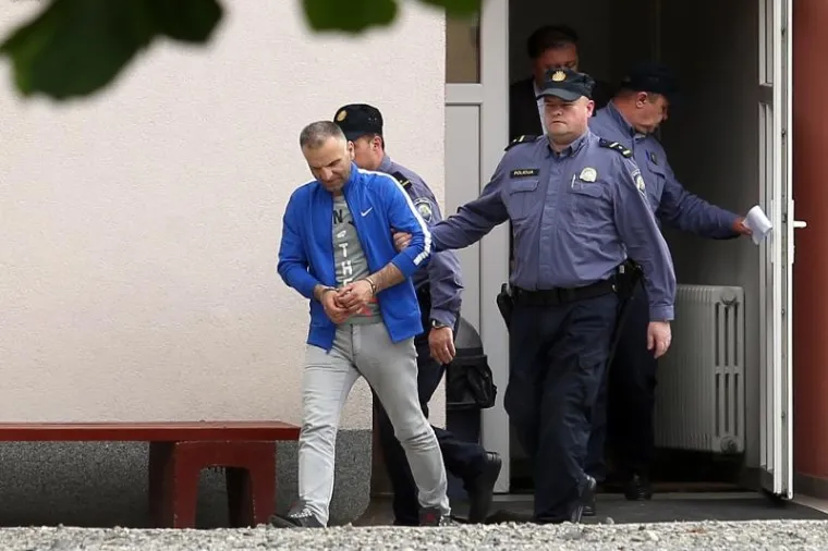 Mirko Marić prepraćen je u pratnji policije na ispitivanje u tužiteljstvo nakon &scaron;to se predao policiji poslije te&scaron;kog ranjavanja Stipana Ivica u &Scaron;panskom ispred kluba Element.