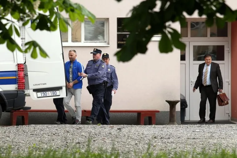 Mirko Marić prepraćen je u pratnji policije na ispitivanje u tužiteljstvo nakon &scaron;to se predao policiji poslije te&scaron;kog ranjavanja Stipana Ivica u &Scaron;panskom ispred kluba Element.