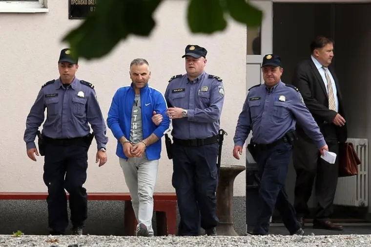 Mirko Marić prepraćen je u pratnji policije na ispitivanje u tužiteljstvo nakon &scaron;to se predao policiji poslije te&scaron;kog ranjavanja Stipana Ivica u &Scaron;panskom ispred kluba Element.