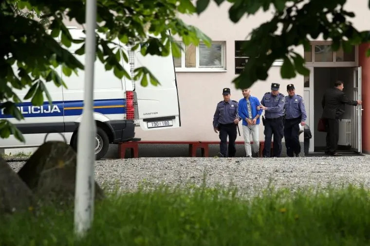 Mirko Marić prepraćen je u pratnji policije na ispitivanje u tužiteljstvo nakon &scaron;to se predao policiji poslije te&scaron;kog ranjavanja Stipana Ivica u &Scaron;panskom ispred kluba Element.