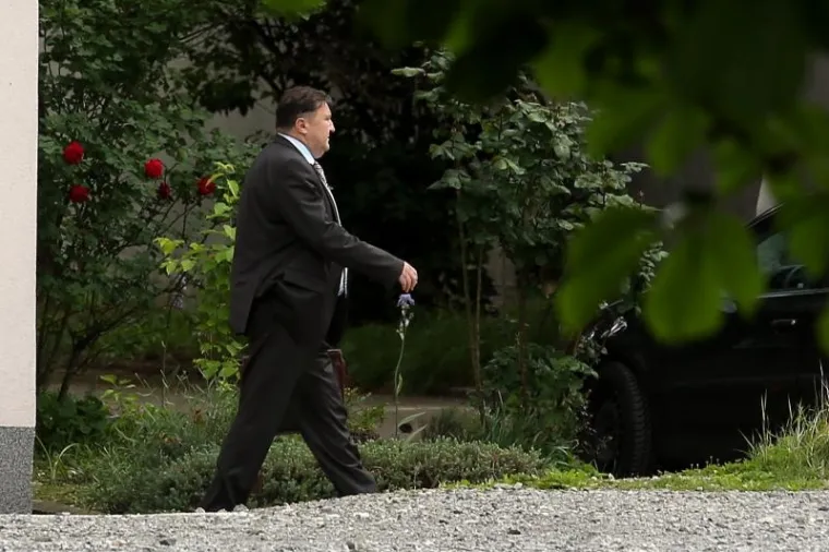 Mirko Marić prepraćen je u pratnji policije na ispitivanje u tužiteljstvo nakon &scaron;to se predao policiji poslije te&scaron;kog ranjavanja Stipana Ivica u &Scaron;panskom ispred kluba Element.