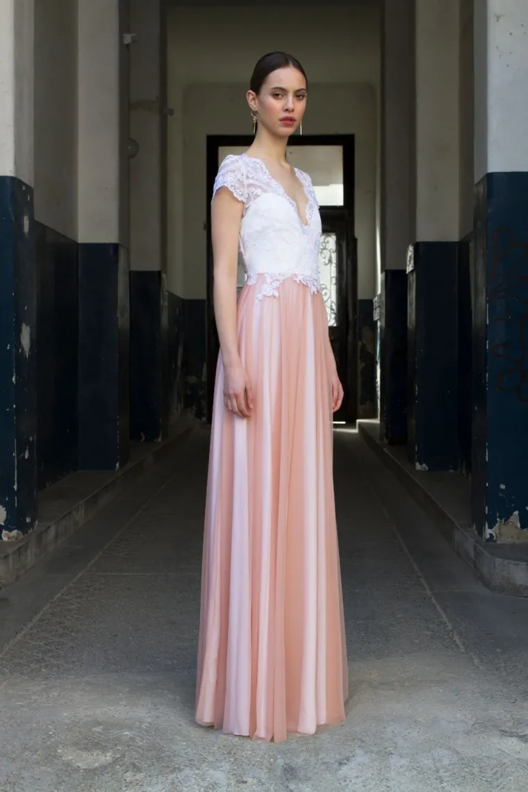 Vođena upravo idejom da je želja svake žene individualna i da svaka žena za svoj najvažniji dan točno zna što želi, dizajnerica Diana Viljevac osmislila je svoju prvu bridal liniju vjenčanica.