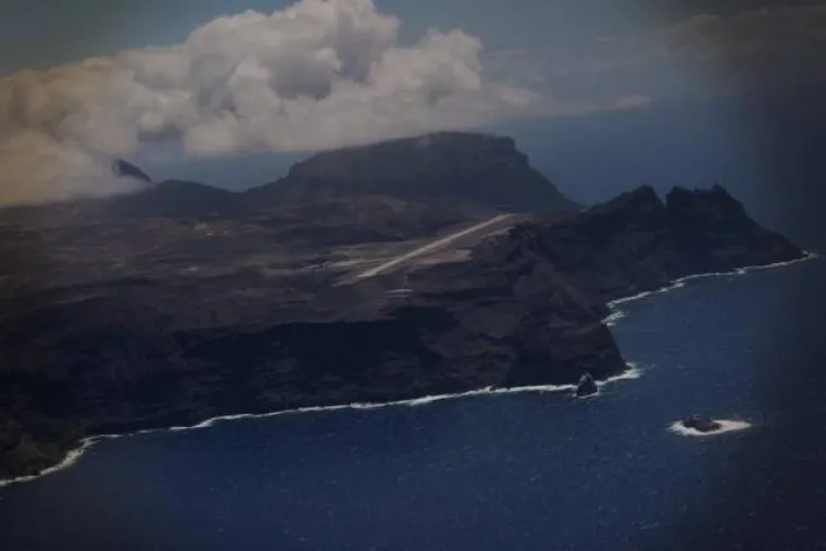 U izgradnju aerodroma ulupalo se oko 330 milijuna eura, ali od otvorenja u srpnju 2016., pa sve do 3. svibnja 2017., na otok nije sletio niti jedan komercijalni avion. Razlog su prejaki vjetrovi koji konstantno pušu preko piste zbog kojih putnički avioni ne mogu sigurno sletjeti.