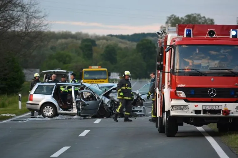 Zbog zadobivenih ozljeda na mjestu događaja poginuli  su vozač i putnica iz Mercedesa, za koje će se tijekom dana&scaron;nje obdukcije utvrditi identitet, dok su dvije 26-godi&scaron;nje putnice Josipa D. i Martina D., obje sa prebivali&scaron;tem u Predavcu, zadobile te&scaron;ke tjelesne ozljede te su prevezene na liječenje u Opću bolnicu Bjelovar.