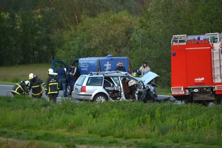 U osobnom automobilu VW Golf, na mjestu događaja smrtno je stradala obitelj iz Slatine, 66-godi&scaron;nji vozač Stjepan T. te putnice iz vozila, njegova 64-godi&scaron;nja supruga  Marijana T.  i 31-godi&scaron;nja kćer Slavica T.